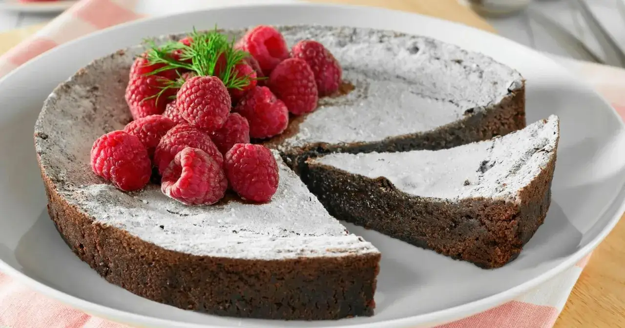 Kladdkaka med hallon, pudrad med florsocker. Ett perfekt kladdkaka recept för fikat.