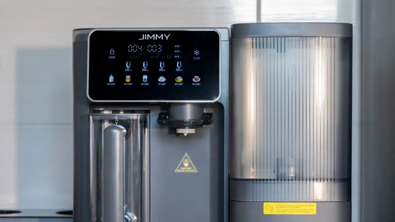 En modern vattenautomat från JIMMY med digital display som visar TDS-värden och olika temperaturer för att välja mellan hårt eller mjukt vatten.