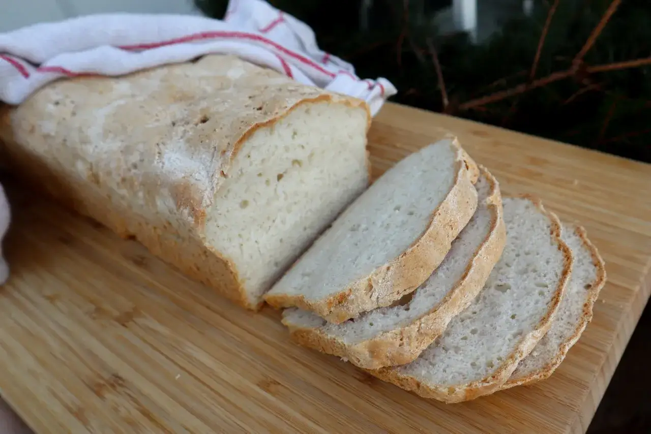 En nybakad glutenfri limpa, skivad och redo att avnjutas. Perfekt för frukost eller fika.