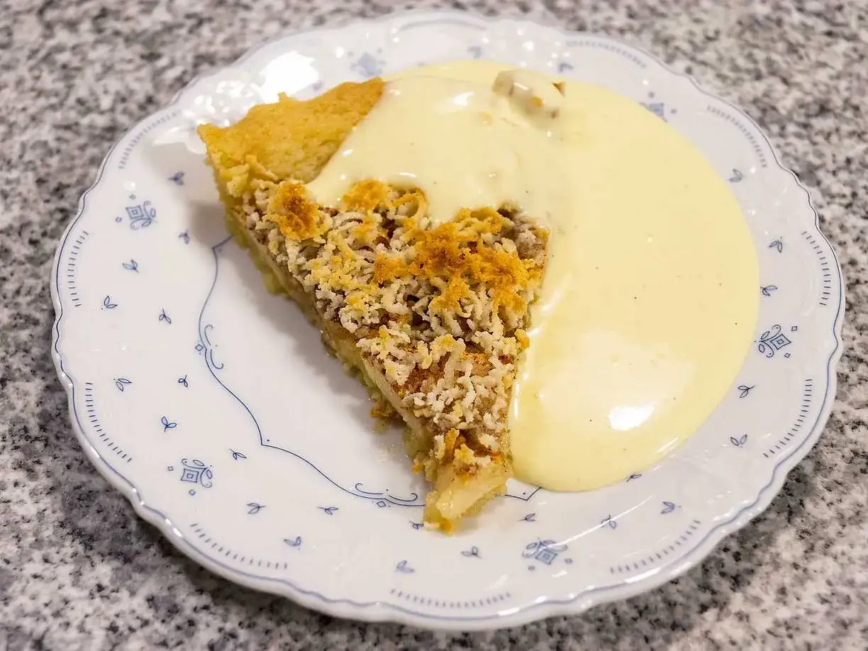 En bit &auml;ppelpaj med smuldeg serveras med kr&auml;mig vaniljs&aring;s. Ett perfekt vaniljs&aring;s recept f&ouml;r alla tillf&auml;llen.