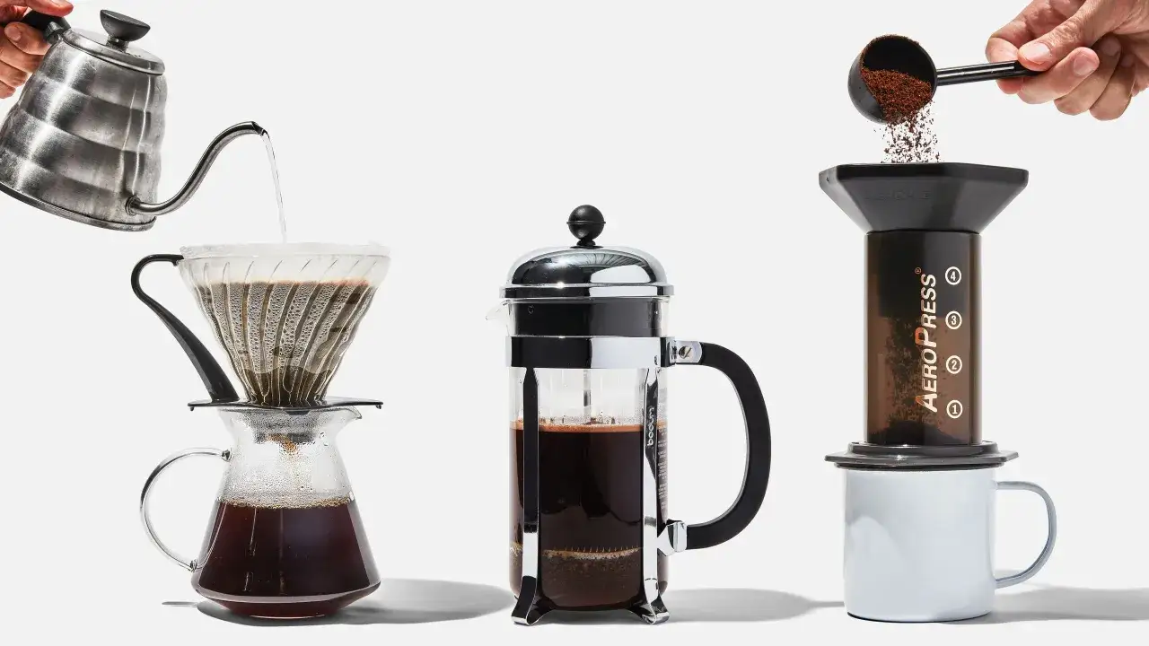 Tre olika s&auml;tt att brygga kaffe: pour-over, presskanna och Aeropress. Kaffem&aring;tt anv&auml;nds f&ouml;r att m&auml;ta upp r&auml;tt m&auml;ngd kaffe.
