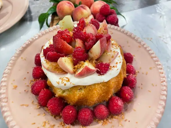 En härlig dessert med fluffig grädde, färska hallon och persikobitar. Ett perfekt softbake recept för sommaren.