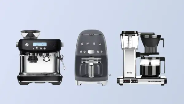 Tre olika kaffebryggare: en espressomaskin från Sage, en retro kaffebryggare från Smeg och en Moccamaster.