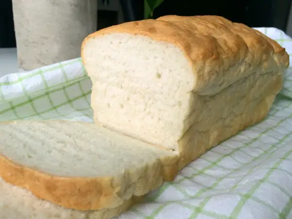 Nyttigt vitt bröd, perfekt för smörgåsar. Ett enkelt xantangummi recept ger detta fluffiga resultat.
