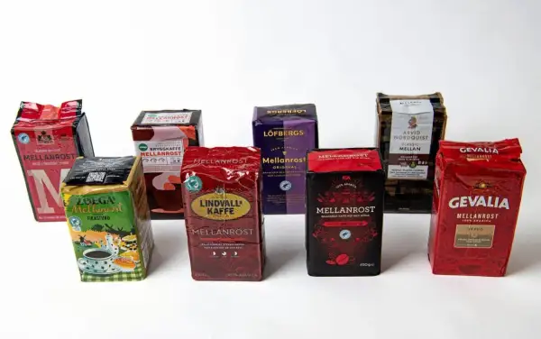 En samling kaffepaket för ett kaffe test. Här finns Mellanrost från Gevalia, Löfbergs, ICA, Arvid Nordquist, Zoégas, Lindvalls och fler.