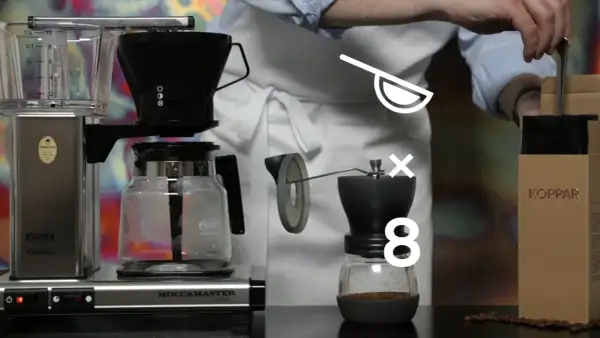Här visas hur man brygger presskaffe i kaffebryggare. En Moccamaster, kaffekvarn och en Koppar-förpackning syns.