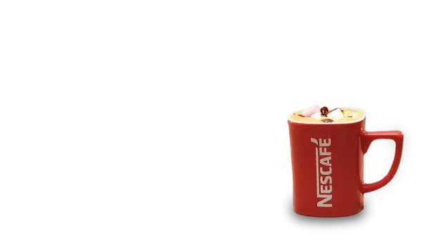 En röd Nescafé-mugg med en härlig café moca, toppad med marshmallows och choklad.