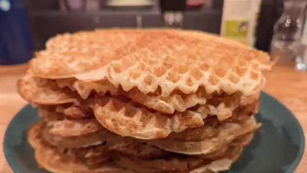 En hög med gyllene, glutenfria våfflor från Semper, redo att avnjutas.