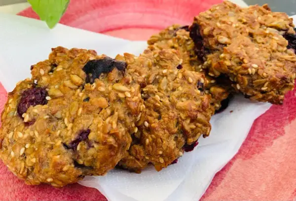 Nybakade havrekakor med bär och frön, perfekta för ett enkelt havrekakor recept.