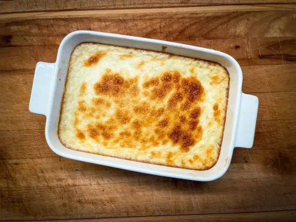 Nybakad risgrynsgröt i vit form, perfekt för ett mysigt risgrynspudding recept.