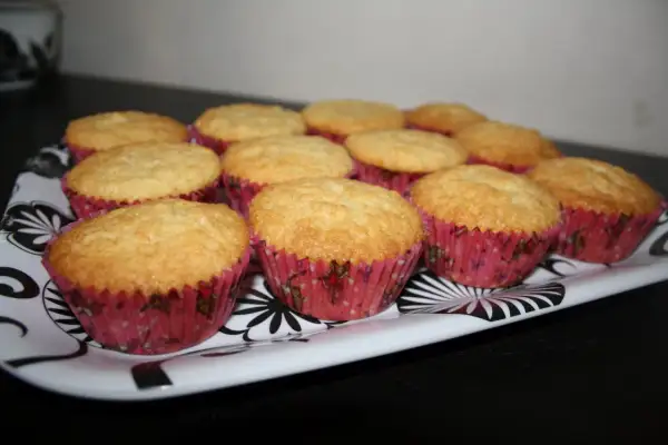 En bricka med gyllene muffins i rosa formar. Ett perfekt semper fin mix recept för fikat.